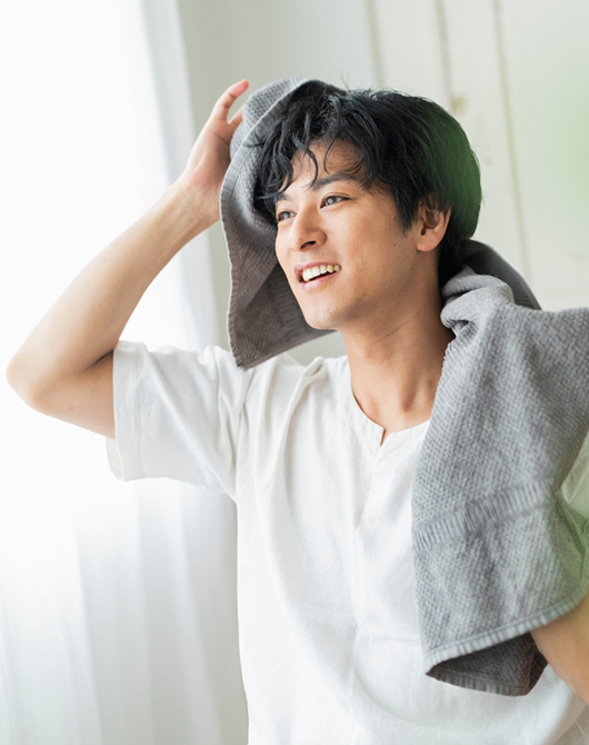 洗髪後の男性の写真